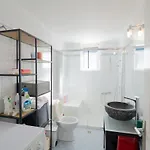 Дом отдыха Modern 3 Bed With Balconies And Sea Access *