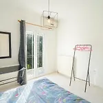 Дом отдыха Modern 3 Bed With Balconies And Sea Access