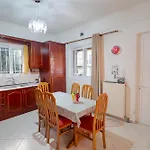 Дом отдыха Modern 3 Bed With Balconies And Sea Access *