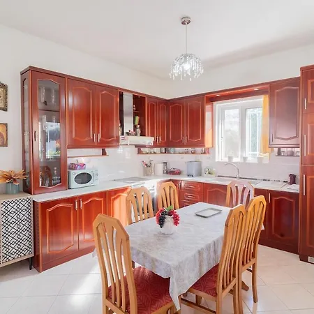 Modern 3 Bed With Balconies And Sea Access Holiday home *