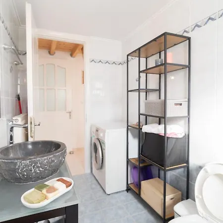 Modern 3 Bed With Balconies And Sea Access 펜션